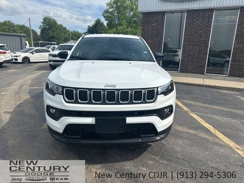 Used 2024 Jeep Compass Latitude AWD/4WD image 2