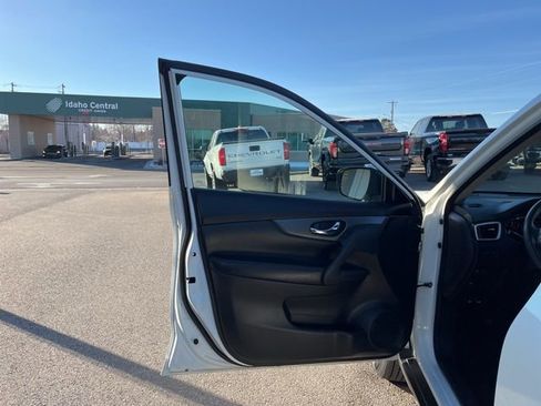 Used 2016 Nissan Rogue S image 24