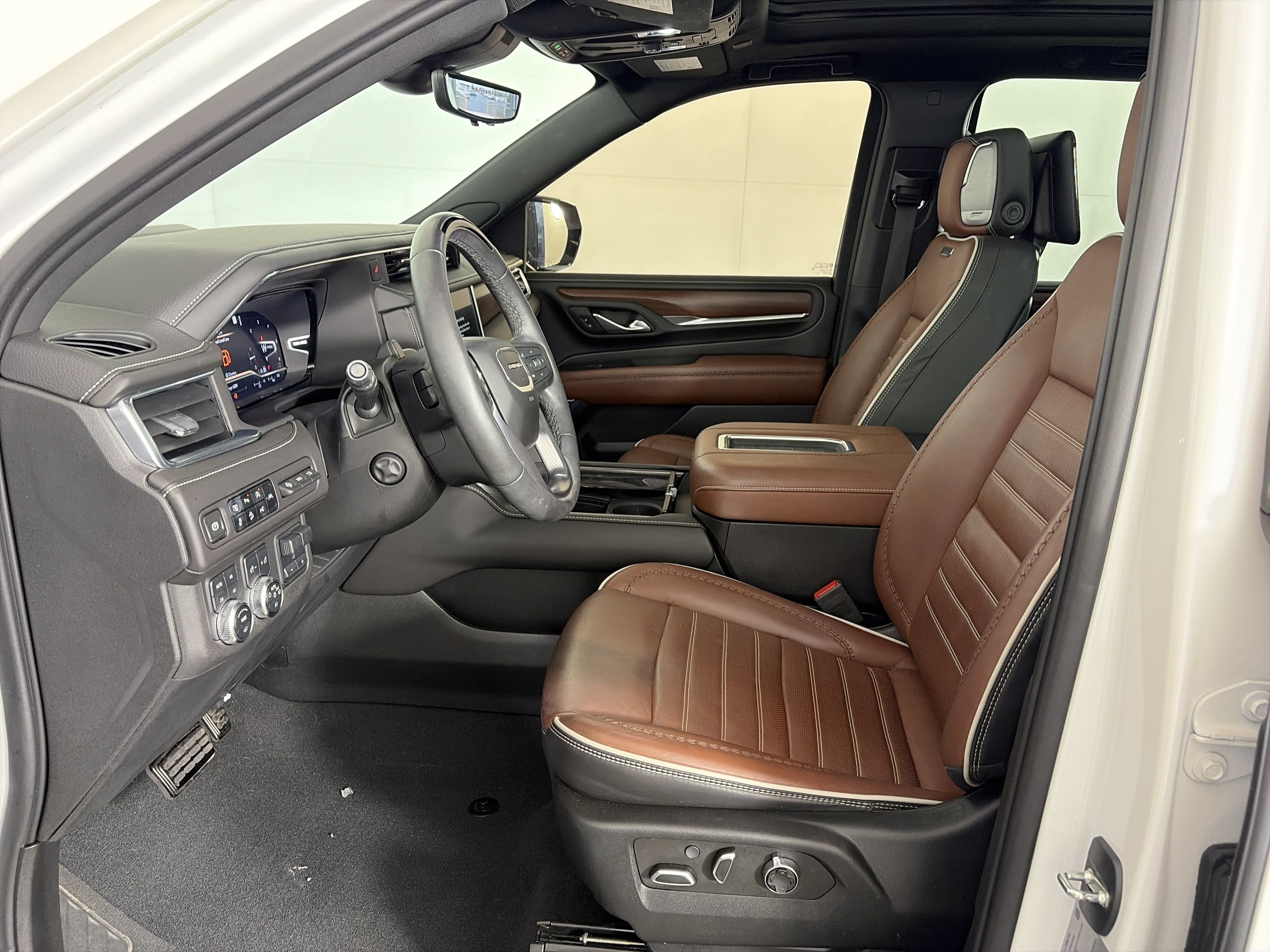 Used 2023 GMC Yukon Denali Ultimate AWD/4WD image 6