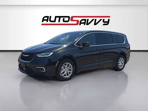 Used 2025 Chrysler Pacifica Select FWD image 3