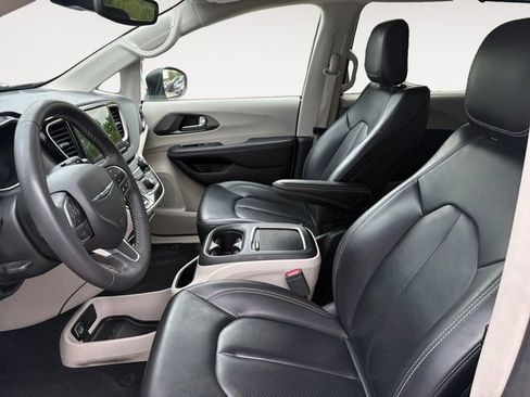 Used 2023 Chrysler Pacifica Touring-L FWD image 9