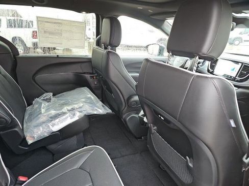 New 2026 Chrysler Pacifica Limited image 17