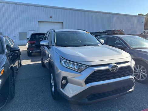 Used 2020 Toyota RAV4 XLE FWD image 3