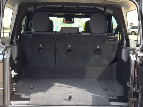 Used 2025 Jeep Wrangler Unlimited Sahara AWD/4WD image 8