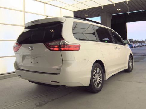 Used 2020 Toyota Sienna XLE FWD image 4