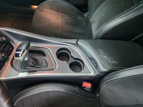 Used 2015 Dodge Challenger SRT RWD image 30