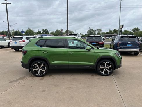 Used 2025 Volkswagen Taos SEL AWD/4WD image 4