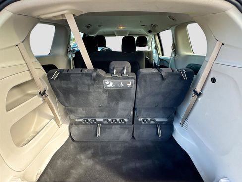Used 2020 Chrysler Voyager L image 22