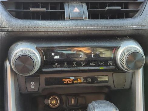 Used 2020 Toyota RAV4 LE image 15