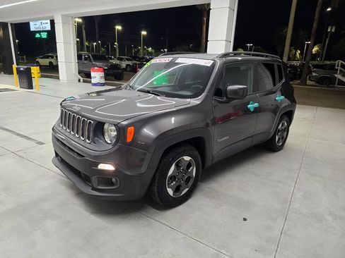 Used 2018 Jeep Renegade Latitude FWD image 2