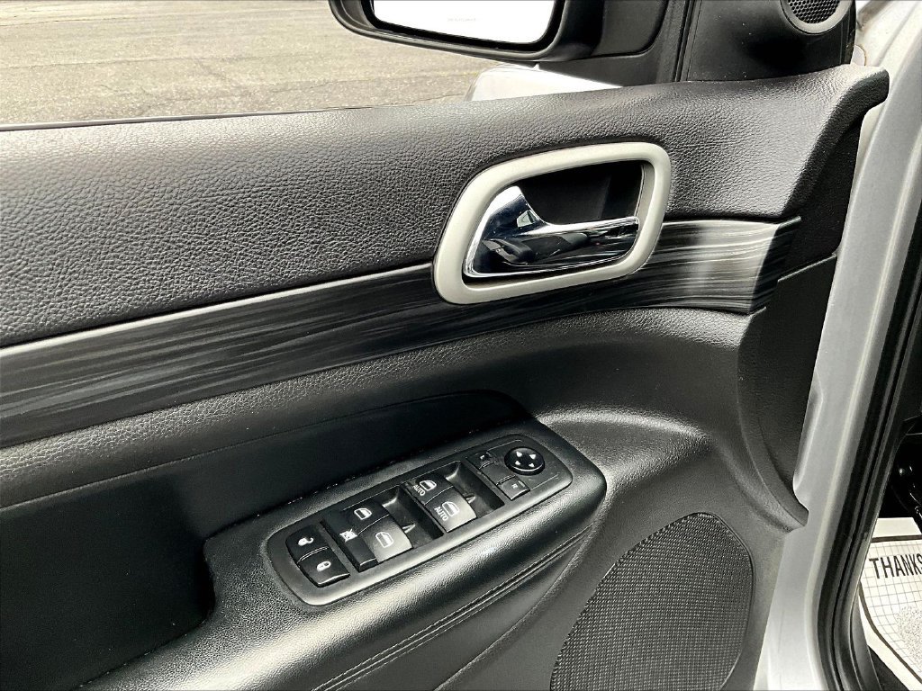 Used 2020 Jeep Grand Cherokee Altitude AWD/4WD image 18
