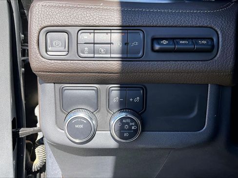 Used 2022 GMC Yukon XL Denali image 34