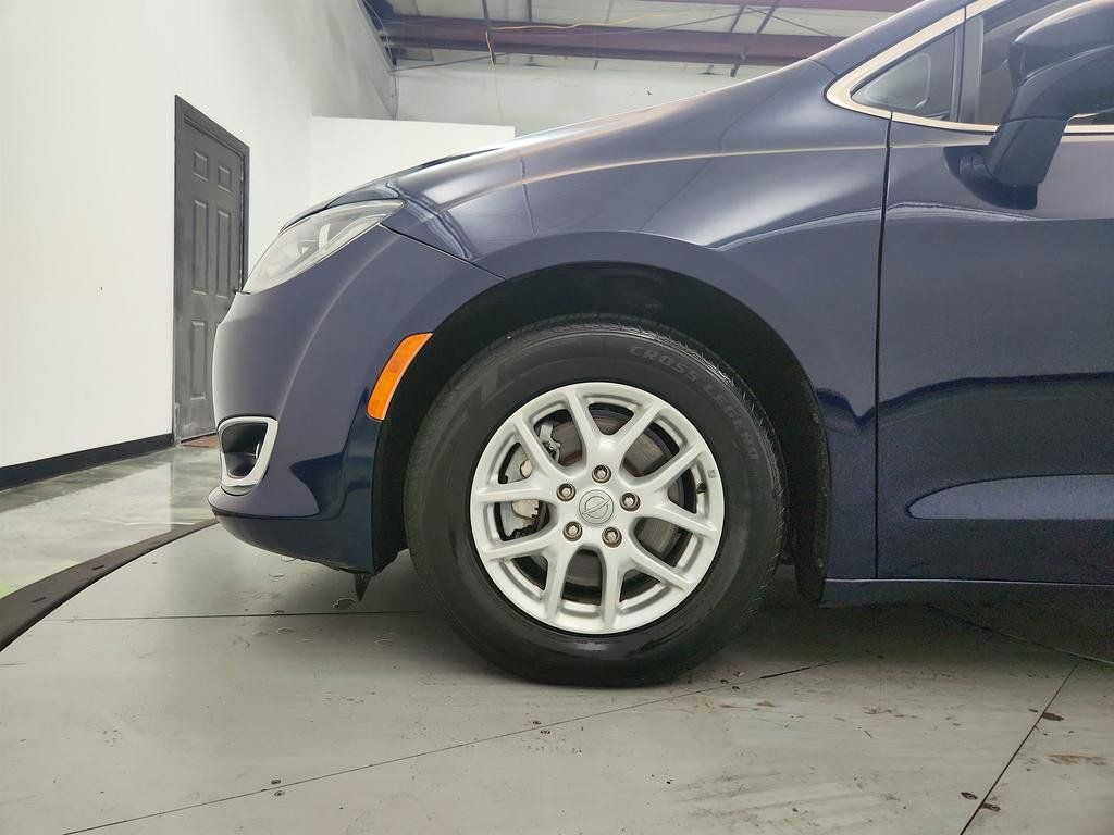 Used 2020 Chrysler Pacifica Touring FWD image 29