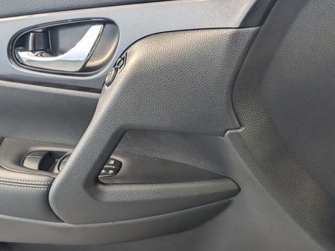 Used 2017 Nissan Rogue S image 24