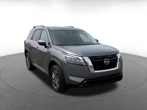 Used 2025 Nissan Pathfinder SV FWD image 3