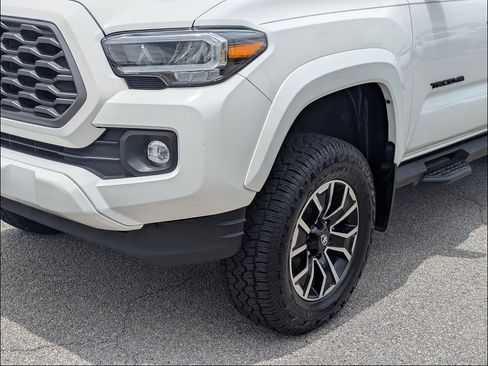 Used 2022 Toyota Tacoma TRD Sport w/ TRD Premium Sport Package AWD/4WD image 9