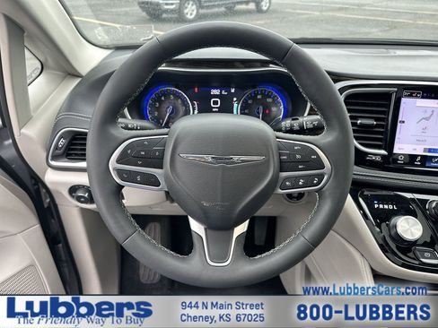 Used 2024 Chrysler Pacifica Limited FWD image 13
