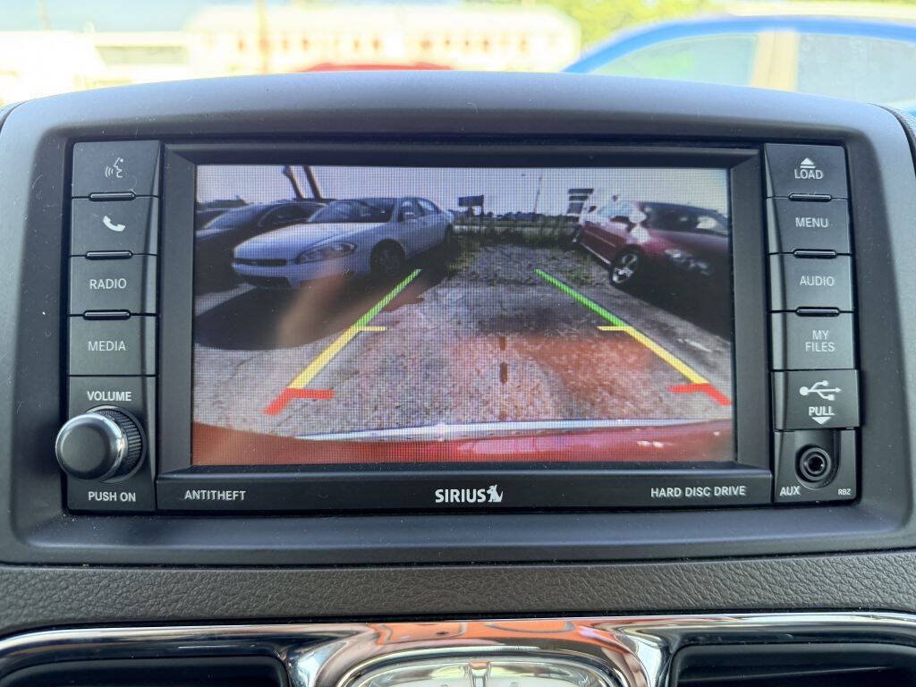 Used 2013 Chrysler Town & Country Touring-L w/ Driver Convenience Group FWD image 26