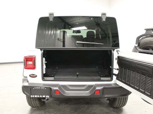 Used 2025 Jeep Wrangler Unlimited Sahara AWD/4WD image 14