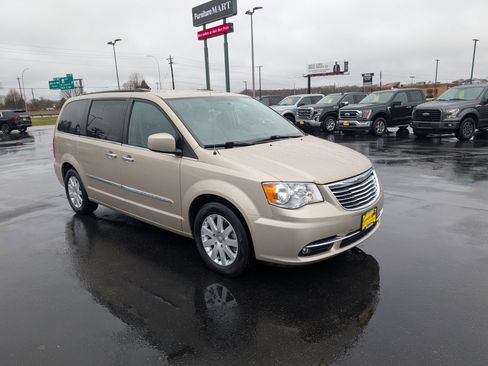 Used 2016 Chrysler Town & Country Touring w/ Driver Convenience Group image 2