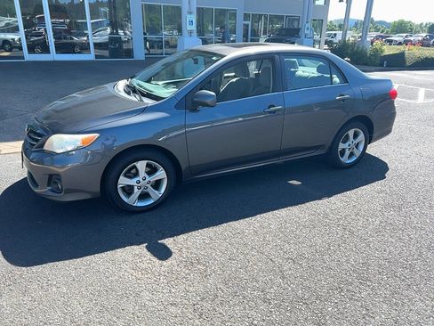 Used 2013 Toyota Corolla LE w/ Premium Pkg FWD image 2