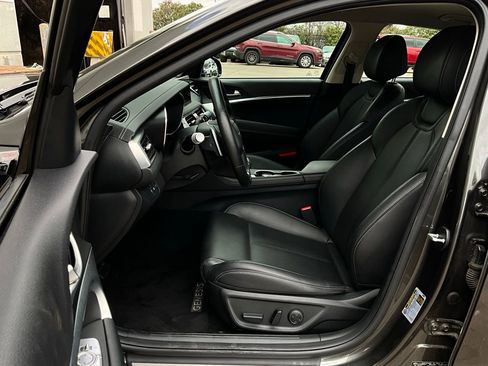 Used 2025 Genesis G70 2.5T image 10