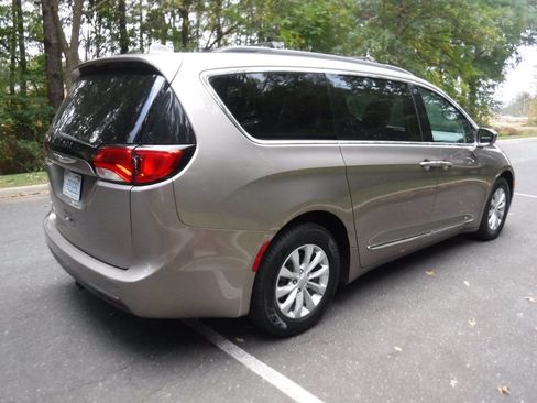 Used 2017 Chrysler Pacifica Touring-L image 5