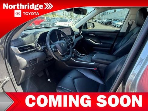 Used 2023 Toyota Highlander XLE FWD image 5