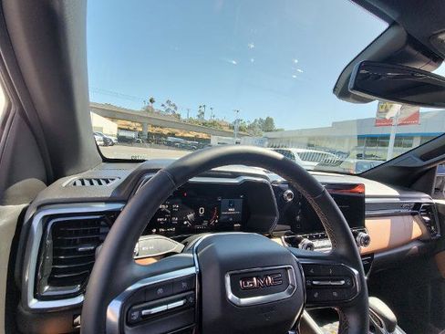 Used 2024 GMC Canyon AT4 w/ AT4 Premium Package AWD/4WD image 10
