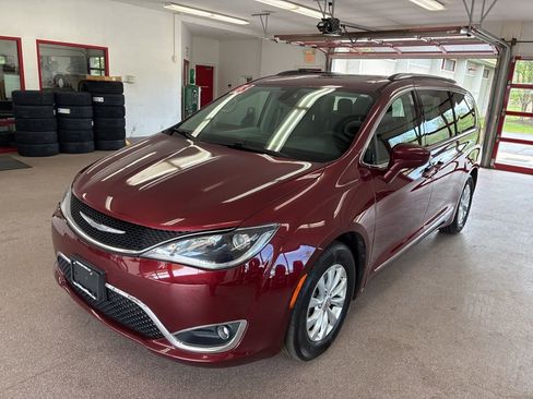 Used 2018 Chrysler Pacifica Touring-L Plus FWD image 3
