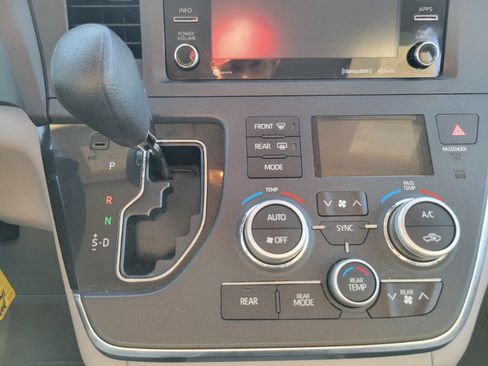 Used 2018 Toyota Sienna LE w/ Carpet Mat Package FWD image 34