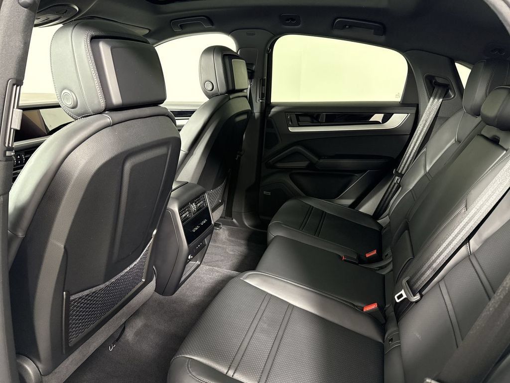 Used 2025 Porsche Cayenne S AWD/4WD image 26