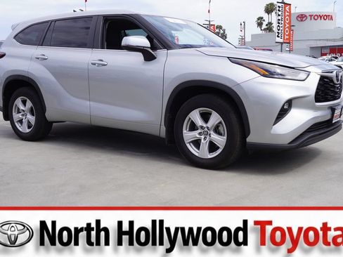 Used 2024 Toyota Highlander LE AWD/4WD image 1