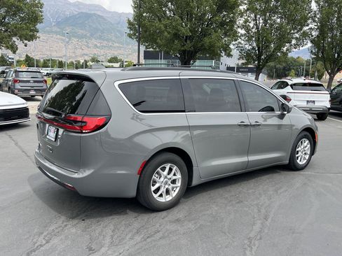 Used 2022 Chrysler Pacifica Touring-L FWD image 7