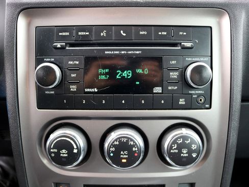 Used 2014 Dodge Challenger SXT image 21