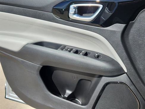 Used 2025 Jeep Compass Limited image 7