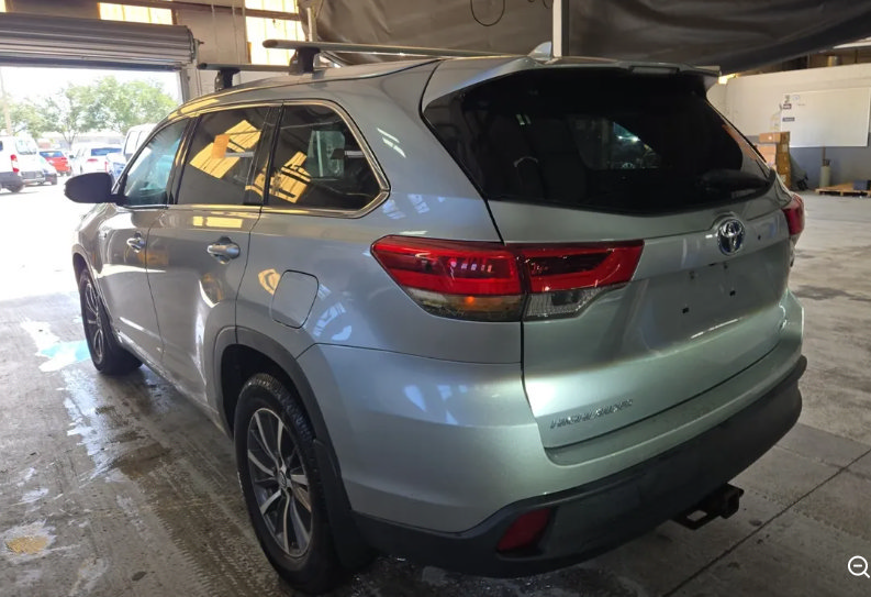 Used 2017 Toyota Highlander XLE w/ Carpet Mat Package AWD/4WD image 2