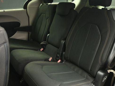 Used 2020 Chrysler Pacifica Touring w/ Tire & Wheel Group FWD image 51