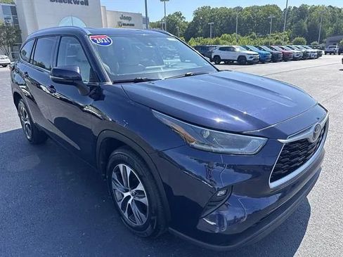 Used 2021 Toyota Highlander XLE FWD image 1