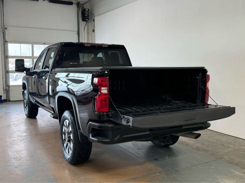 Used 2024 Chevrolet Silverado 2500 Custom w/ Custom Value Package image 4