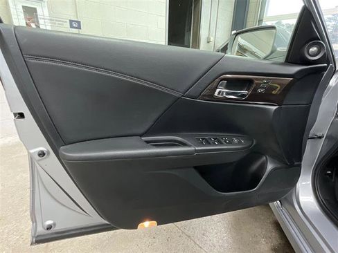 Used 2017 Honda Accord Touring image 9