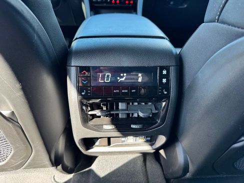 Used 2024 Jeep Grand Cherokee L Limited w/ Luxury Tech Group II AWD/4WD image 19