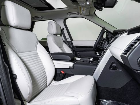 Used 2025 Land Rover Discovery S image 15