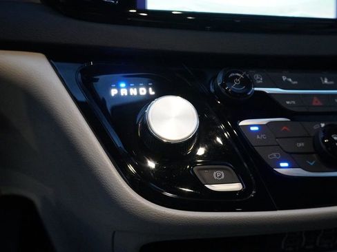 Used 2024 Chrysler Pacifica Touring-L image 32