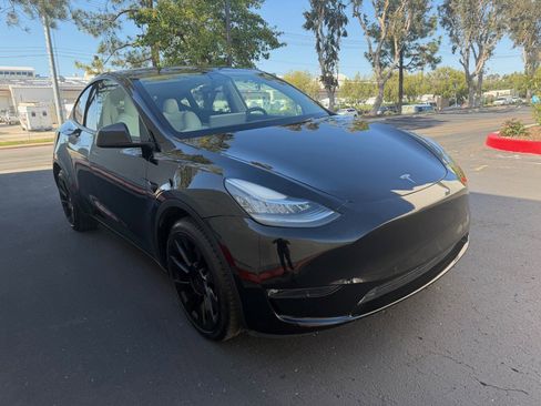 Used 2022 Tesla Model Y Long Range AWD/4WD image 2