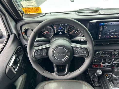 Used 2025 Jeep Gladiator Mojave AWD/4WD image 38