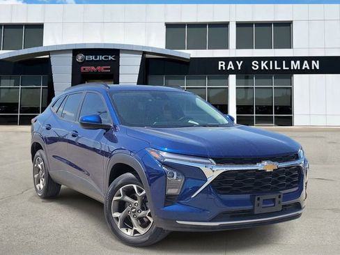 Used 2024 Chevrolet Trax LT w/ Sunroof Package FWD image 1