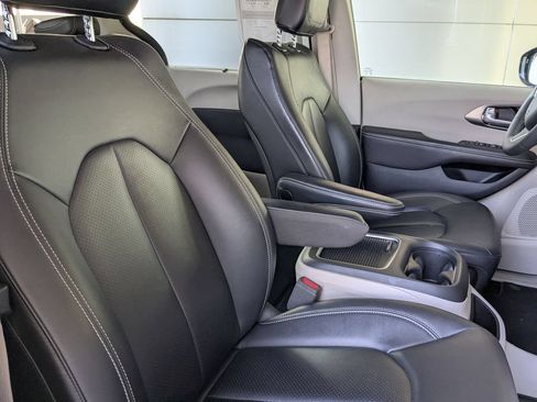 Used 2024 Chrysler Pacifica Touring-L FWD image 30