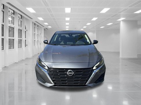 Used 2024 Nissan Altima 2.5 SV FWD image 2