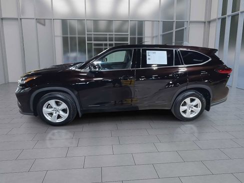 Used 2022 Toyota Highlander LE AWD/4WD image 2